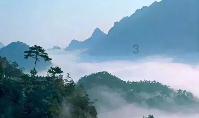 货车长下坡轮胎起火 13名消防员赶赴现场 十分钟紧张扑救灭火