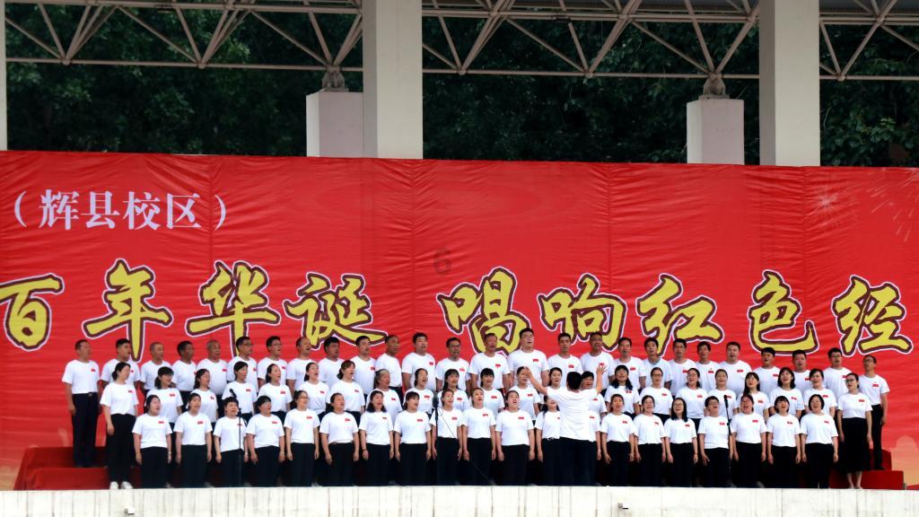 戚薇穿宽大西装玩下衣失踪，矮个子女孩可以这么搭吗？游戏画面